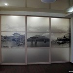 Перегородка стеклянная раздвижная с черно-белой графикой.