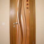 Дверь из декорированного стекла с элементами фьюзинга в деревянном обрамлении.