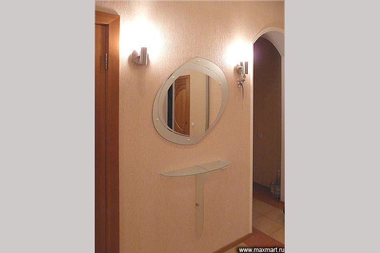 Зеркало и туалетный столик.